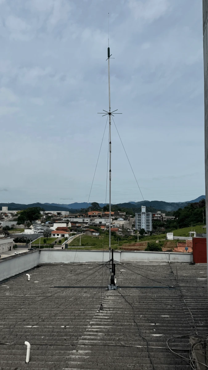 Hustler 5-BTV vertical antenna installed on the rooftop, with wire radials