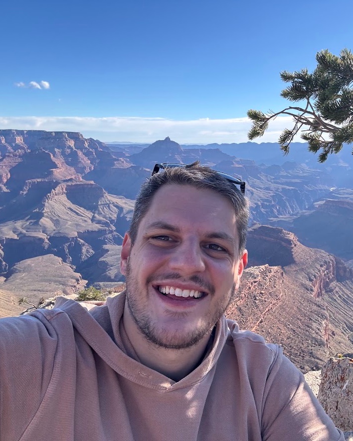 Geraldo Lucas Poli smiling, with the Grand Canyon behind him
